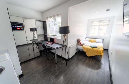 Selly Oak Apartment | Equipped Studios next to UOB and QE and close to city!
