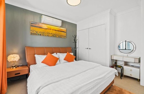 Victoria Park Villa | Equitice Autumn Moonlight Villa