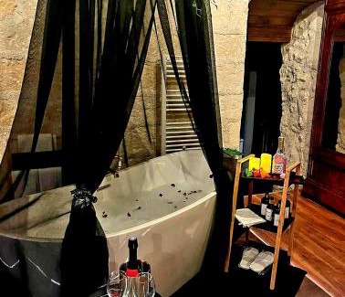 Les Roches-l'Eveque House | Escapade Romantique