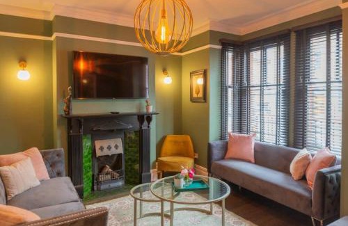 York House | Escape 2 Unwind At The Parade, Accommodates 10