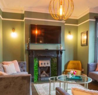 York House | Escape 2 Unwind At The Parade, Accommodates 10