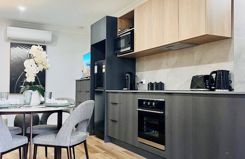 Bundall Apartment | Escape in Style: Luxurious Modern Guest Suit Fir Your Perfect Getaway