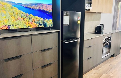Bundall Apartment | Escape in Style: Luxurious Modern Guest Suit Fir Your Perfect Getaway