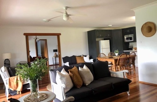 Bulahdelah House | Escape on 50 acres on the Buladelah river. Accommodation for upto 10 people.
