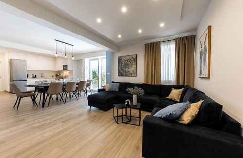 Garjak Villa | Escape on Lake - Holiday home