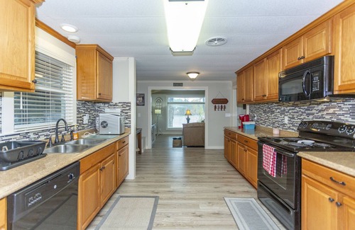 Cropwell House | Escape the city and enjoy quality time with family with a lakeview!