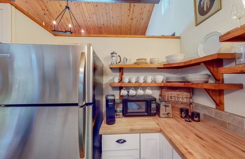 Running Springs Cabin | Escape to a Cozy English Countryside Cottage in the Heart of Running Springs