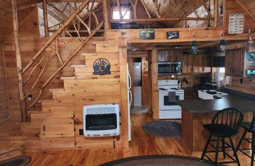 Redfield Cabin | Escape to a Cozy Cabin Loft: Secluded and Serene