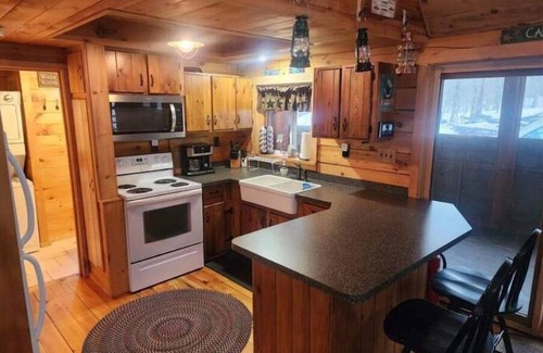 Redfield Cabin | Escape to a Cozy Cabin Loft: Secluded and Serene
