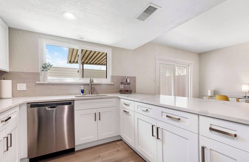 Live Oak Condo | Escape to a cozy oasis in the city...
