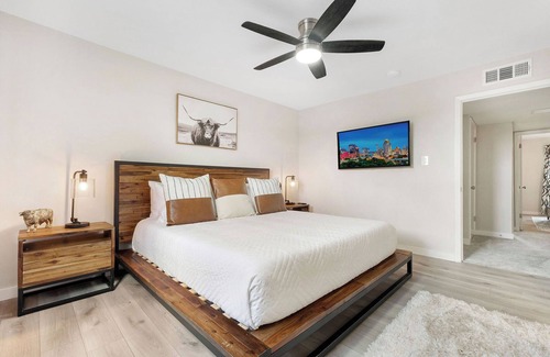 Live Oak Condo | Escape to a cozy oasis in the city...