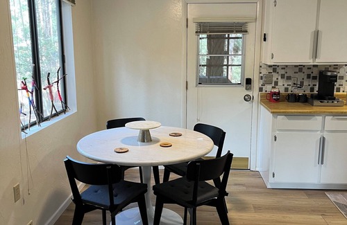 Strawberry Cabin | Escape to a world of Komfort in our Kozy 2 Bedroom 1 Bathroom Kabin