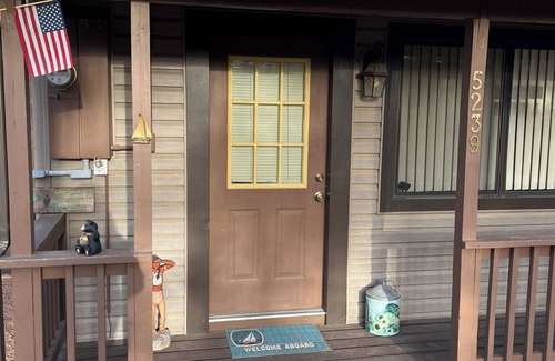 Strawberry Cabin | Escape to a world of Komfort in our Kozy 2 Bedroom 1 Bathroom Kabin