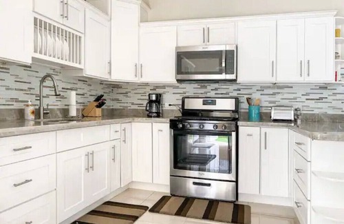 Ocho Rios House | Escape to Ocho Rios in this bright & airy coastal home. Central to attractions.
