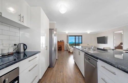 Paradise Beach House | Escape to Paradise - Beach views 5bedrooms, 2 Kitchens, 2 Living, 2 Bathrooms
