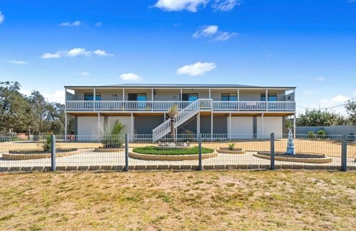 Paradise Beach House | Escape to Paradise - Beach views 5bedrooms, 2 Kitchens, 2 Living, 2 Bathrooms