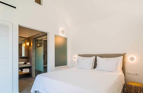 Diakofti Apartment | Escape to Paradise at MakriKythera's Pool Retreat