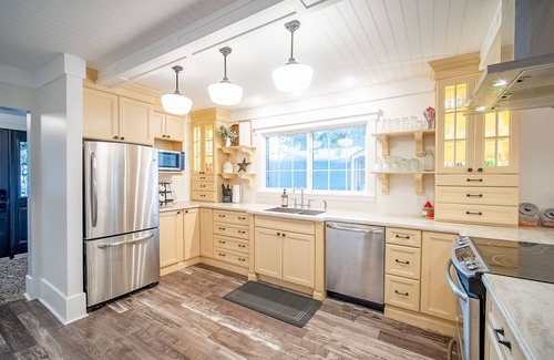 Westerose Cottage | Escape to Pigeon Lake/2BR Refuge