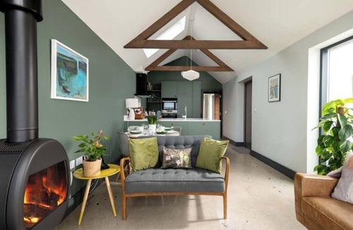 Helston Villa | Escape to Poldurra – Luxurious Cornish Retreat with Hot Tub, Pizza Oven & Views
