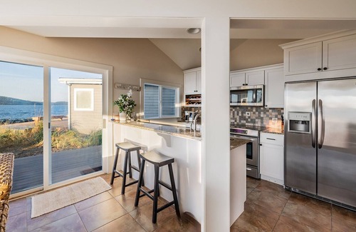 Langley House | Escape to Serenity: Charming Beach Cottage Retreat on Whidbey Island Awaits!