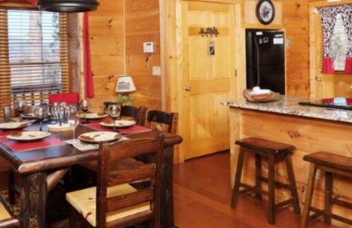 Gatlinburg - Pigeon Forge House | Escape to Serenity: Cozy Mountain Cabin with Mountain View/Pet Friendly