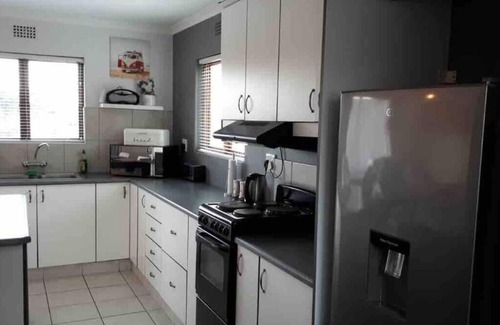 Durban North Apartment | Escape to serenity at our enchanting 2-bedroom cottage nestled in Glen Anil.