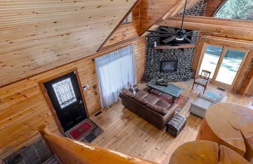 Muenster Cabin | Escape to Southern Comfort with this Stylish and Relaxing Space