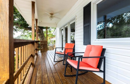 Ingles House | Escape to Sunset Cove, a serene lakeside retreat with modern comforts, stunning views