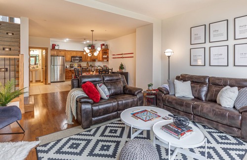 East Kootenay House | Escape to the Canadiana Cabin, True Ski In/Ski Out with Private Hot Tub