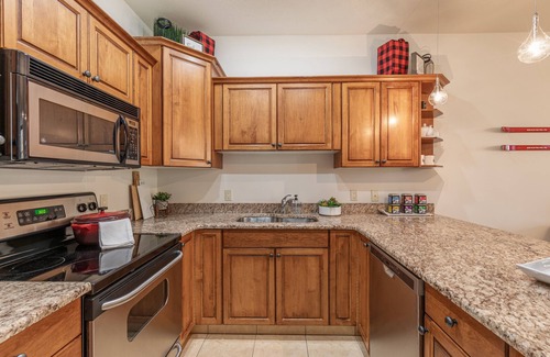 East Kootenay House | Escape to the Canadiana Cabin, True Ski In/Ski Out with Private Hot Tub