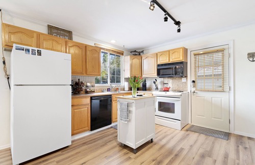 Warm Beach House | Escape to the Lake- 2 Bd/1Ba Family/Pet Friendly