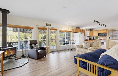 Warm Beach House | Escape to the Lake- 2 Bd/1Ba Family/Pet Friendly