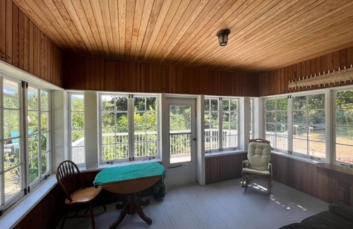 Salmon Arm House | Escape to the Shuswap and experience the charm of our heritage cottage rental.