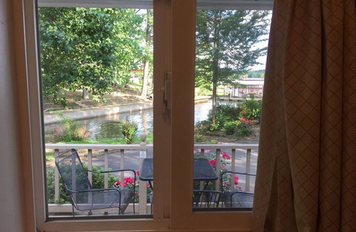 Hot Springs Cabin | Escape to your cozy Lake District Cottage, just a hop away from Oaklawn