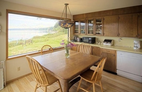 Freeland Cabin | Escape to your seaside retreat on South Whidbey’s Holmes Harbor