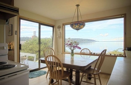 Freeland Cabin | Escape to your seaside retreat on South Whidbey’s Holmes Harbor