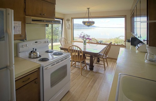 Freeland Cabin | Escape to your seaside retreat on South Whidbey’s Holmes Harbor