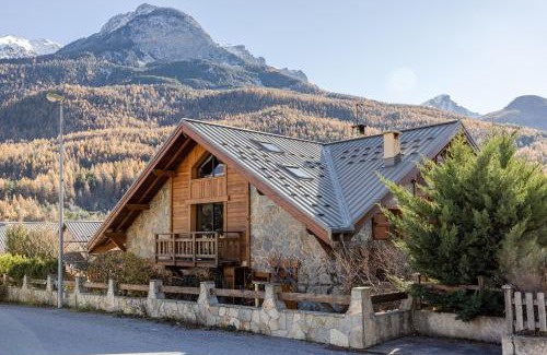 Saint-Martin-de-Queyrieres Apartment | Escondido - calme et chaleureux