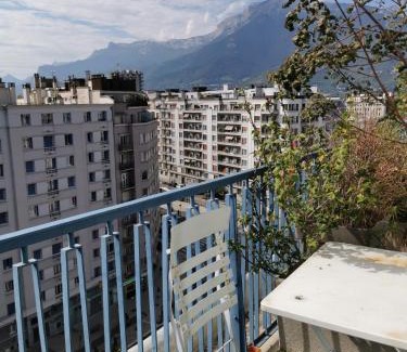 Quartier Chorier-Berriat Bed & Breakfast | espace privé avec balcon vue montagnes