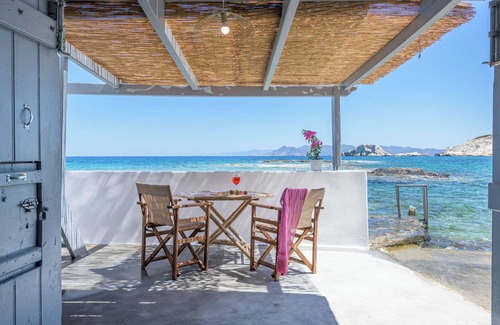 Mandrakia House | Esperanza Boathouse