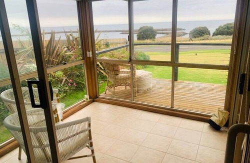 Portarlington House | Esplanade bay views - 5 min walk to ferry, main street & beach