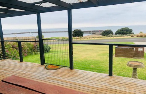 Portarlington House | Esplanade bay views - 5 min walk to ferry, main street & beach