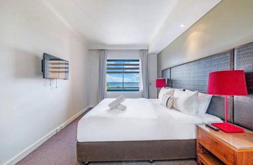 Darwin City Centre Apartment | Esplanade Poolside Living with Lush Balcony Vistas