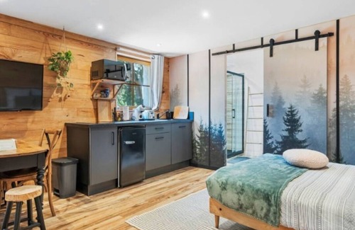 Toulon Bed & Breakfast | Essencia - self-catering cottage in the Toulon hills with spa, air conditioning and parking
