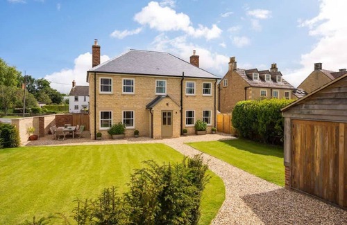 Ampney Crucis House | Essitone: Cinema Room, Games Room, Gym & More!