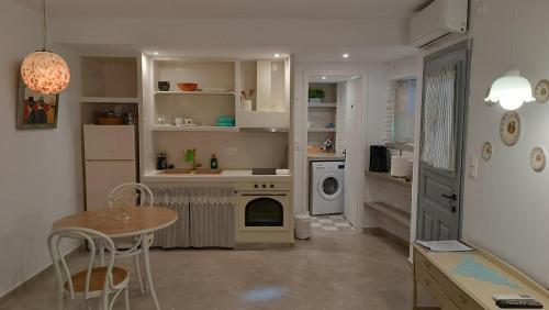Andros Town Apartment | Est 1852 - Cozy
