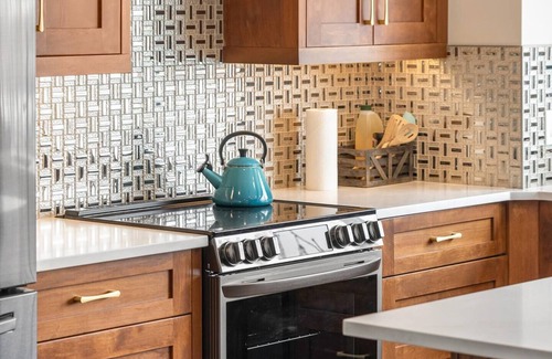Springbank House | Estate on Bow River 25 Min to DT YYC 5BR w AC