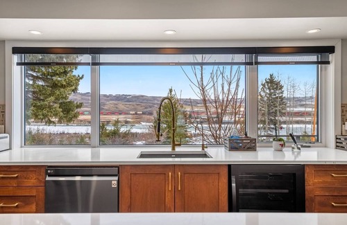 Springbank House | Estate on Bow River 25 Min to DT YYC 5BR w AC