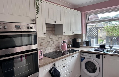 Llanrhidian Higher Cottage | Estuary Edge: Colourful cottage w/Coastal view. 10 mins drive to Gower beaches