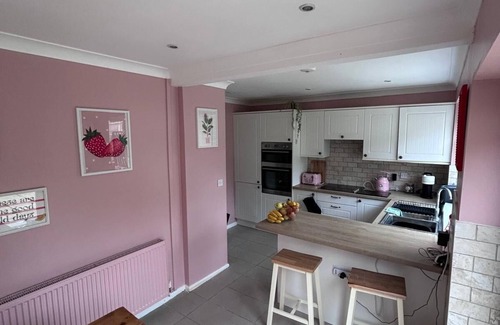 Llanrhidian Higher Cottage | Estuary Edge: Colourful cottage w/Coastal view. 10 mins drive to Gower beaches